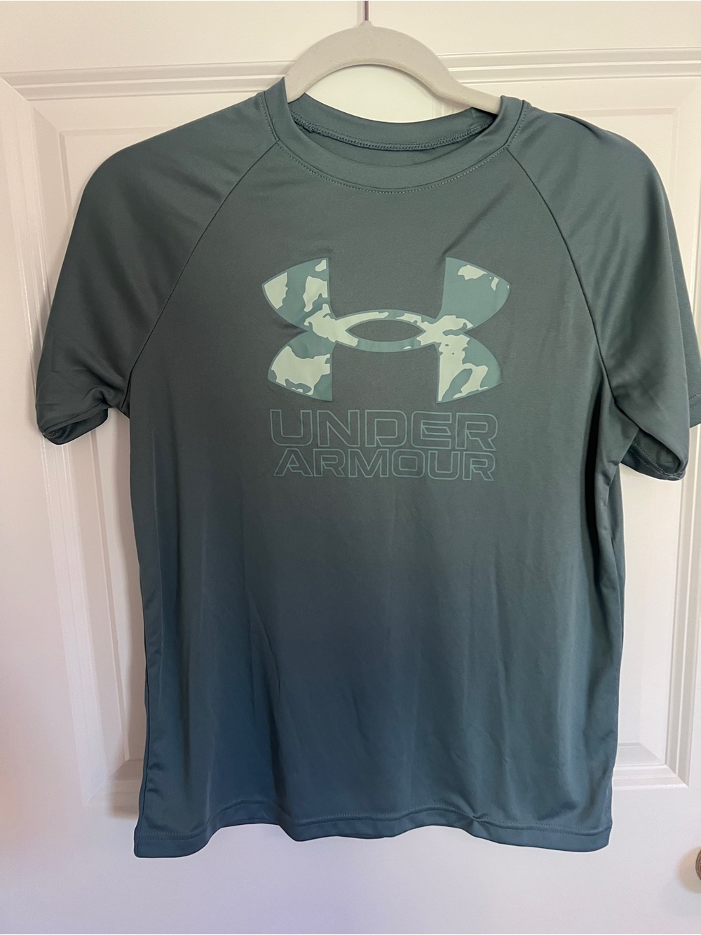 Under Armour youth Large  T-Shirt in Slate Green